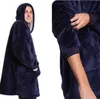 A split image showing a person wearing a dark blue hooded blanket and a close-up of the sleeve. Anteprima dell’immagine prodotto