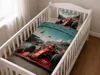 Baby Bettwäsche Cars Rennauto 100x135 cm / 40x60 cm 100% Baumwolle von einer schrägen Ansicht aus in einem Babybett betrachtet. Produktbild-Vorschau