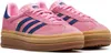 A pair of pink Adidas Gazelle Bold sneakers with blue stripes and a thick brown sole, shown from a diagonal angle on a white background. Anteprima dell’immagine prodotto