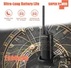 A walkie-talkie is shown in its charging cradle against a background of a clock face with Roman numerals. Text overlays highlight battery life and capacity. Produktbild-Vorschau