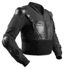 Seitenansicht einer schwarzen Motorrad-Protektorenjacke mit sichtbarem Brust-, Schulter- und Ellbogenschutz. Produktbild-Vorschau