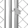 A close-up view of a gate latch mechanism on a chain-link fence. Voir les images du produit