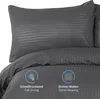 Close-up of a dark gray striped duvet cover and pillowcase with feature icons. Produktbild-Vorschau