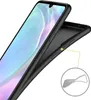 A black smartphone case is shown from an angle, with a close-up inset showing the flexibility of the material. Anteprima dell’immagine prodotto