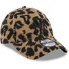 A close-up studio shot of a New York Yankees baseball cap with a leopard print pattern. Anteprima dell’immagine prodotto
