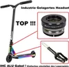 A freestyle scooter with close-up images of its headset and fork, accompanied by German text highlighting its features. Voir les images du produit