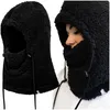 A split image showing a black fleece balaclava. One side shows the balaclava on its own, and the other side shows a woman wearing it. Produktbild-Vorschau