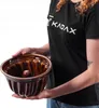 A person is holding a brown ceramic gugelhupf baking mold. Podgląd zdjęcia produktu