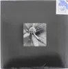 A black photo album with a small black and white image of a flower in the center. A label with the number '400' is in the top right corner. Anteprima dell’immagine prodotto