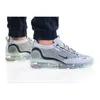 A person wearing Nike Air Vapormax 2021 FK SE shoes. Voir les images du produit