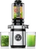 A slow juicer with fruits and vegetables inside the chute, and two cups of juice and pulp beside it. Produktbild-Vorschau