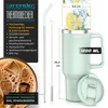 A product image showcasing a mint green insulated tumbler with various features highlighted by text and diagrams. Anteprima dell’immagine prodotto