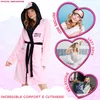 Hello Kitty Sanrio badjas voor dames, met capuchon, in het Productafbeelding-voorbeeld 3