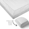 A close-up view of a white fitted sheet on a mattress, with a diagram illustrating its elastic edge. Produktbild-Vorschau