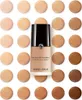 A bottle of Giorgio Armani Luminous Silk Foundation is surrounded by swatches of different foundation shades. Produktbild-Vorschau
