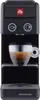 A black Illy coffee machine with a cup of coffee on the drip tray. Voir les images du produit