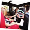 Rosa und hellblaues Spielzeuglenkrad, an der Kopfstütze eines Autositzes befestigt, mit einem Kind im Autositz und einer Frau im Hintergrund Náhľad obrázku produktu