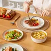 Ein-Personen-Geschirr-Set. Mit gegrilltem Steak, Gemüse und Dessert. Zum Essen am Tisch. Voir les images du produit