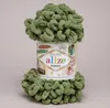 A ball of green yarn is wrapped around a cylindrical container with product information. Anteprima dell’immagine prodotto