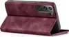 A burgundy flip case for a smartphone is shown open, revealing the camera array of the phone. Produktbild-Vorschau