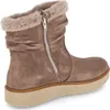 A side view of a brown suede boot with a faux fur lining and a zipper. Produktbild-Vorschau
