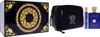 A product shot of a Versace Dylan Blue Pour Homme EdT gift set, including a box, a toiletry bag, a travel-sized spray, and a full-sized bottle of cologne. Produktbild-Vorschau