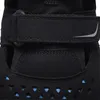A close-up view of the toe area of a black safety shoe with blue accents. Anteprima dell’immagine prodotto