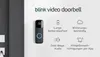A Blink video doorbell is shown mounted on a wall next to a door frame, with feature descriptions listed around it. Produktbild-Vorschau