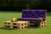 Outdoor seating area with pallet furniture and drinks. Produktbild-Vorschau