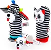 Set - kontrastierende Socken und eine Rassel an der Hand, Produktbild-Vorschau 4