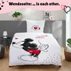 A Mickey and Minnie Mouse themed duvet cover and pillowcase set displayed on a bed. Produktbild-Vorschau