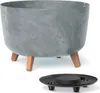 A gray planter with wooden legs and a black drainage tray. Náhled obrázku produktu