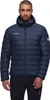 Mann trägt die "Waymarker IN Hooded Jacket Men" von Mammut; dunkelblau; mit Kapuze und gestepptem Design. Produktbild-Vorschau