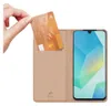 A hand is inserting a credit card into a pink phone case that is open to reveal a smartphone. Produktbild-Vorschau