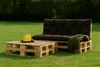 Outdoor seating area with pallet furniture and drinks. Voir les images du produit