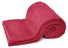 Manta de microfelpa, color burdeos con textura, marca Home Vista previa de la imagen del producto 1