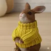Deko Hase mit gelbem Pullover – Sitzende Hasenfigur aus Produktbild-Vorschau 3
