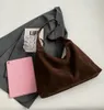 Borsa a tracolla in pelle scamosciata - Modello hobo - Anteprima dell’immagine prodotto 4