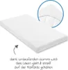 A white fitted sheet for a crib or bassinet is shown on a plain white background. A close-up inset shows the corner of the sheet with elastic. Produktbild-Vorschau