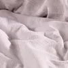 A close-up view of wrinkled pink muslin fabric, likely bedding. Produktbild-Vorschau