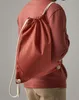 A person wearing a sweatshirt and pants, with a drawstring bag on their back. Anteprima dell’immagine prodotto
