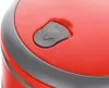A close-up view of a red plastic container lid with a gray button and a gray rim. Voir les images du produit