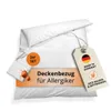 A white duvet cover set is folded and presented with a tag and a circular label. Anteprima dell’immagine prodotto