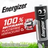 Energizer battery character holding a pack of Energizer Max AA batteries, with promotional text about 100% recyclable, plastic-free packaging. Anteprima dell’immagine prodotto