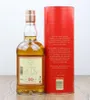 A bottle of Glenfarclas Highland Single Malt Scotch Whisky 10 Jahre and its red cylindrical packaging are displayed on a wooden surface. Produktbild-Vorschau