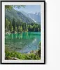 Berglandschaft mit einem See im Wald– Wandbild mit Rahmen – Produktbild-Vorschau 1