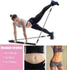 Frau benutzt ein Pilates-Bar-Set mit Widerstandsbändern für eine Beinübung, neben Panels mit Text und Körpertransformation Productafbeelding-voorbeeld