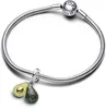 A silver Pandora charm bracelet with an avocado charm. Voir les images du produit