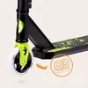 A close-up view of the front wheel and deck of a scooter, with an inset graphic showing spare wheels. Náhled obrázku produktu