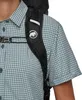 Schwarzer Mammut Ducan 32 Rucksack mit gepolstertem Schultergurt und Brustgurt an Person mit kariertem Hemd Náhled obrázku produktu